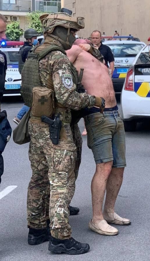 В Киеве мужчина выстрелил в полицейского, ранил прохожего и закрылся в квартире: в столице ввели спецоперацию «Гром» 9
