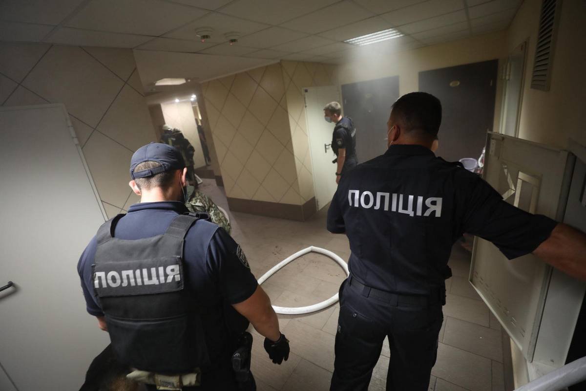 В Киеве мужчина выстрелил в полицейского, ранил прохожего и закрылся в квартире: в столице ввели спецоперацию «Гром» 11