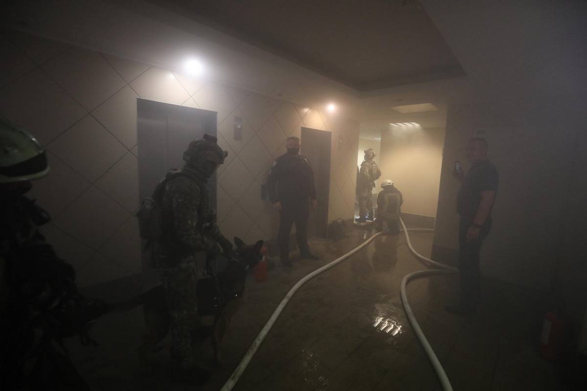 В Киеве мужчина выстрелил в полицейского, ранил прохожего и закрылся в квартире: в столице ввели спецоперацию «Гром» 12