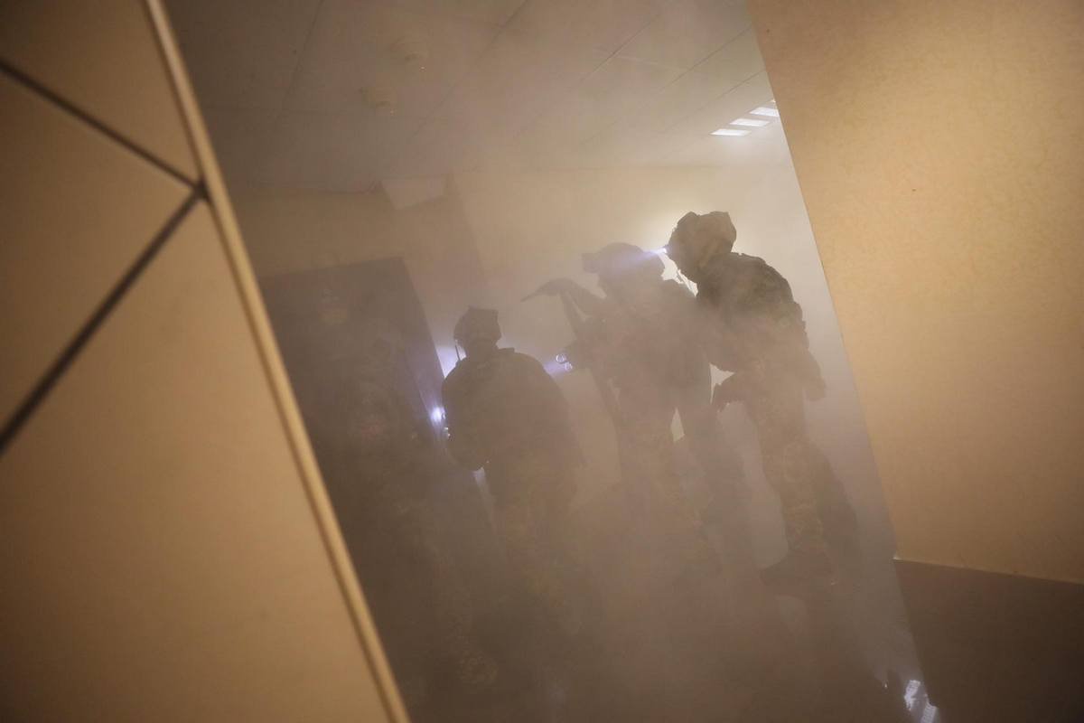 В Киеве мужчина выстрелил в полицейского, ранил прохожего и закрылся в квартире: в столице ввели спецоперацию «Гром» 13