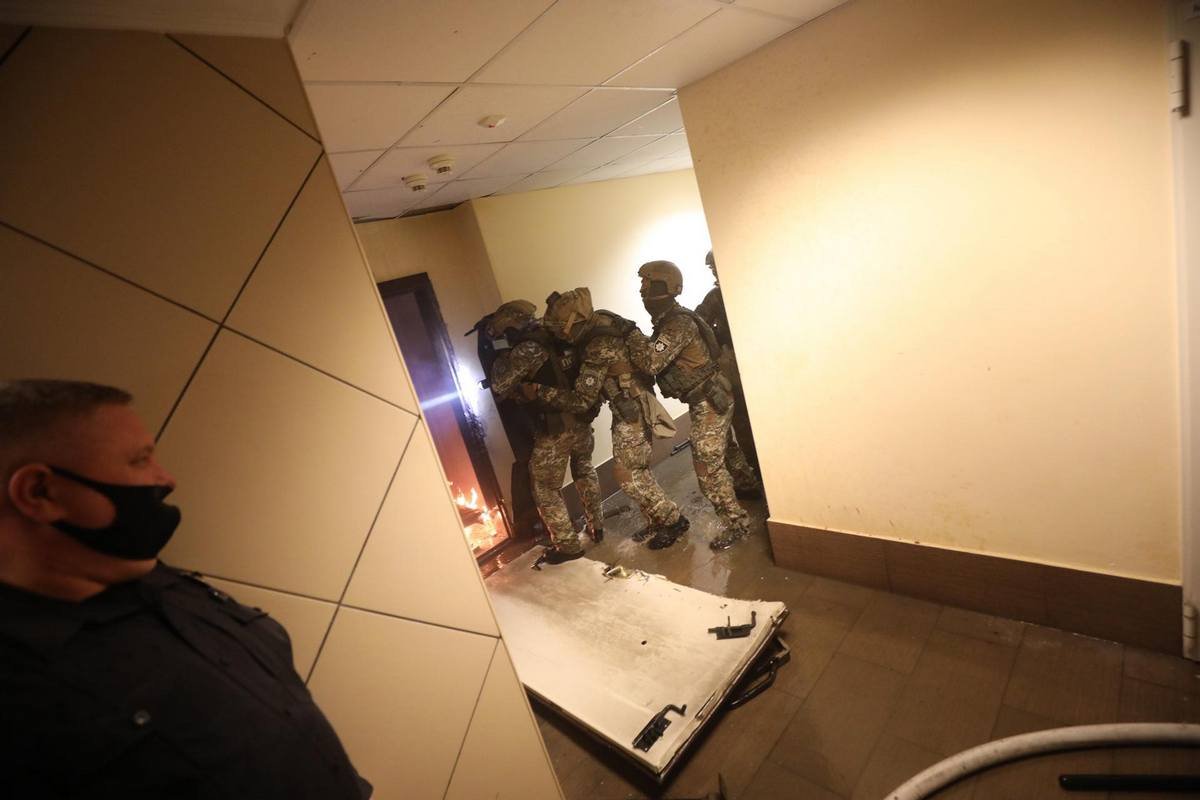 В Киеве мужчина выстрелил в полицейского, ранил прохожего и закрылся в квартире: в столице ввели спецоперацию «Гром» 14