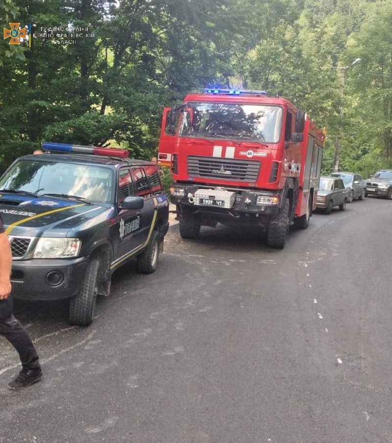 На Прикарпатье Volkswagen слетел в обрыв. Погибли четыре человека — их тела из покорёженного автомобиля доставали спасатели 5