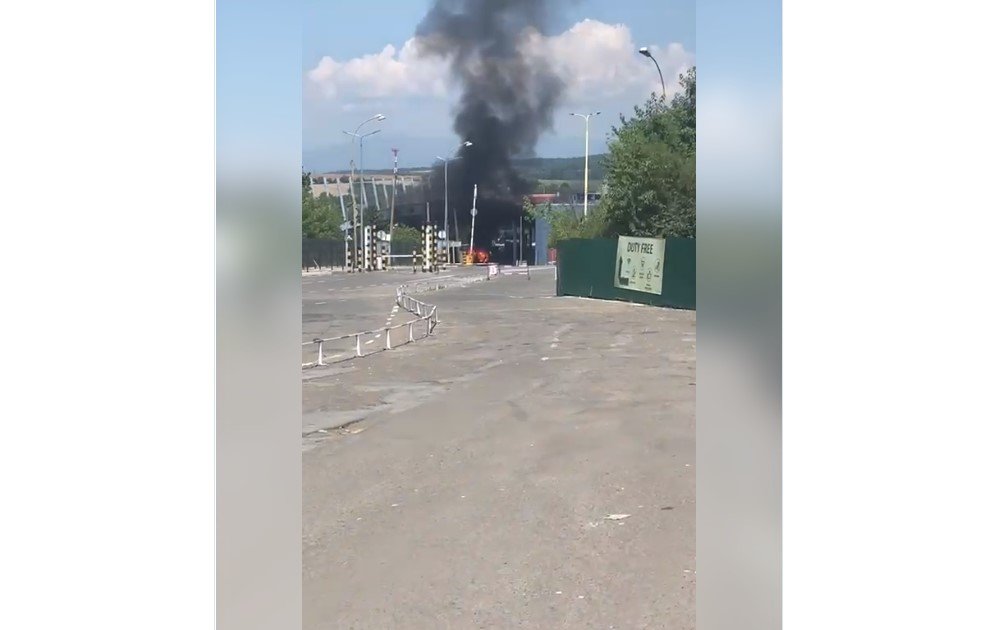На границе Украины со Словакией мужчина сжёг свой автомобиль из-за проблем с документами 2