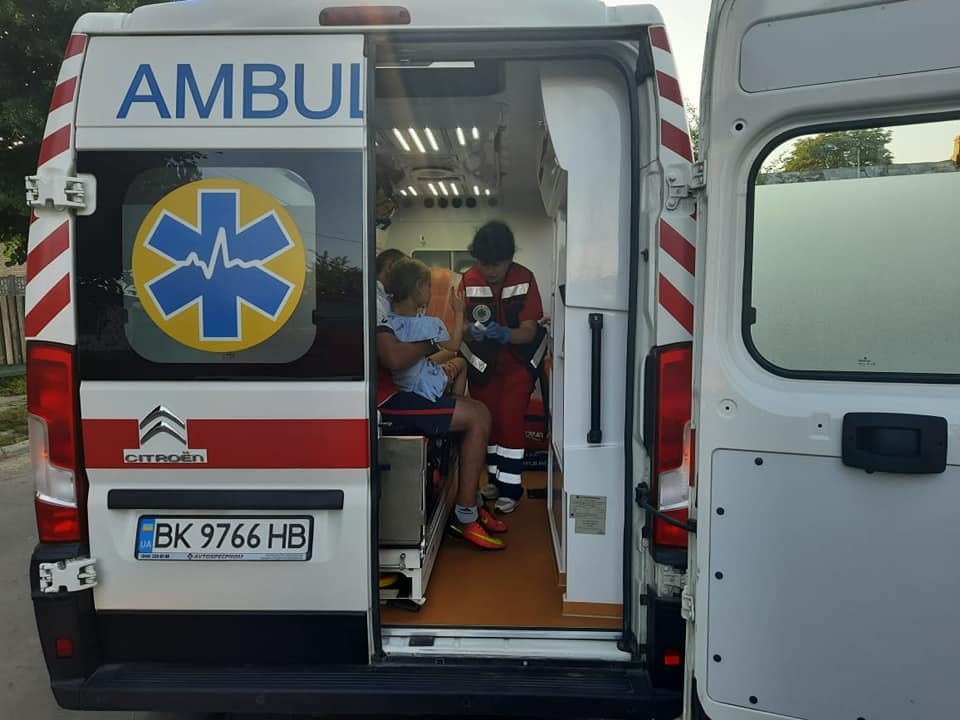 У Рівненській області 6-річна дівчинка стрибала на батуті і напоролася на металевий паркан 2