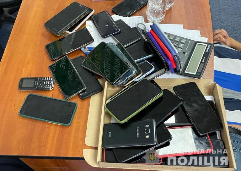 В Украине коллекторы угрожали людям расправой и публикацией в соцсетях фейковых порно-фото 2