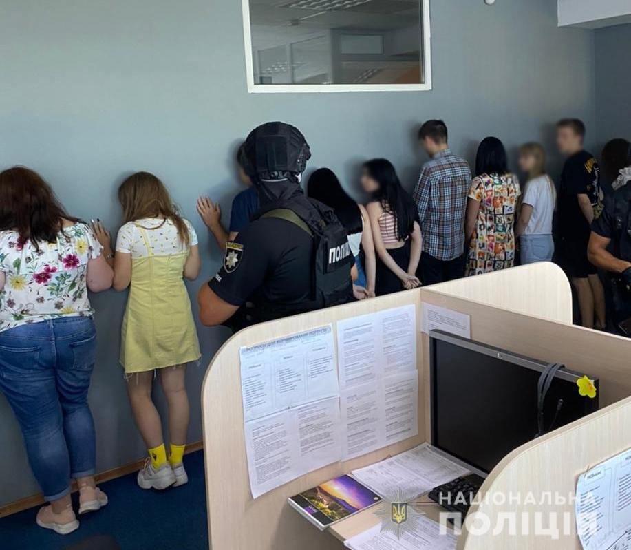 В Украине коллекторы угрожали людям расправой и публикацией в соцсетях фейковых порно-фото 1