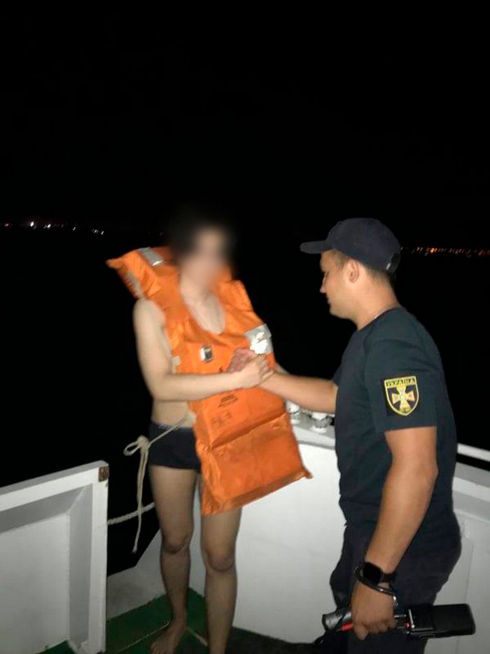 В Мариуполе мальчика на матрасе унесло в открытое море. Его нашли в 5-ти километрах от берега 2