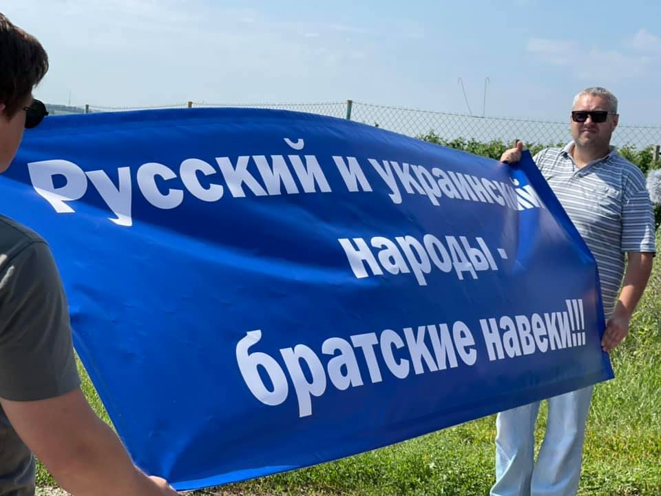 Под Харьковом депутаты «ОПЗЖ» восстановили памятный знак дружбы украинского и русского народов: его снесли за час 2