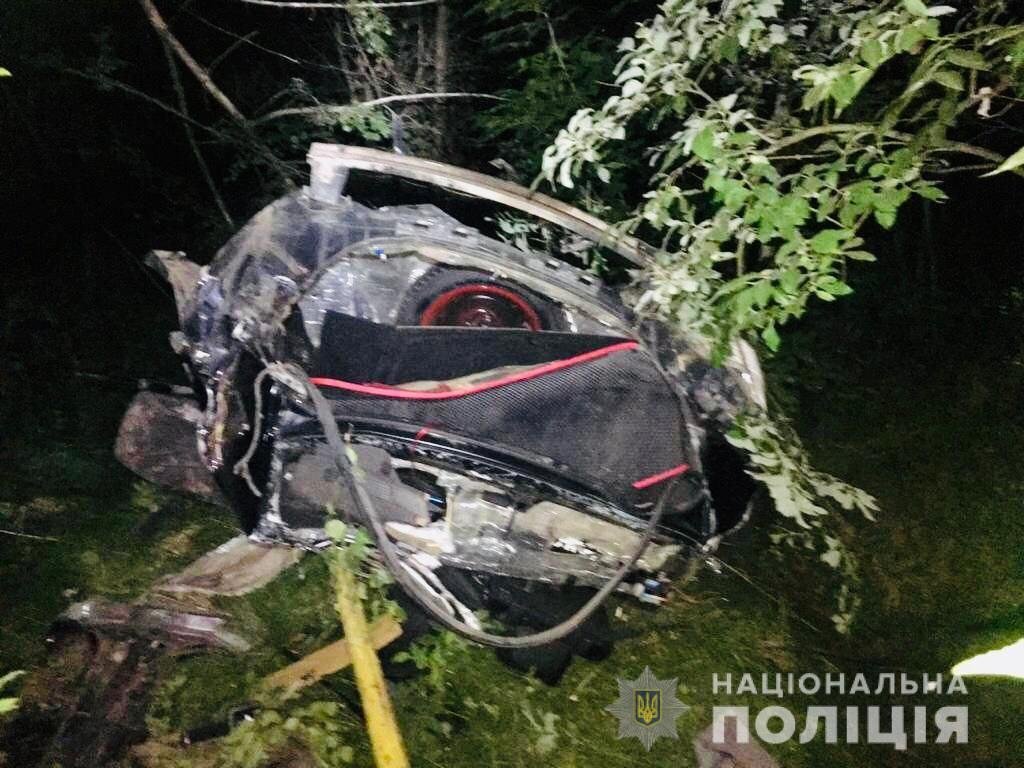 Не справился с управлением на участке, где ремонтируют дорогу: в Ивано-Франковской области авто разорвало пополам, погибли двое 2