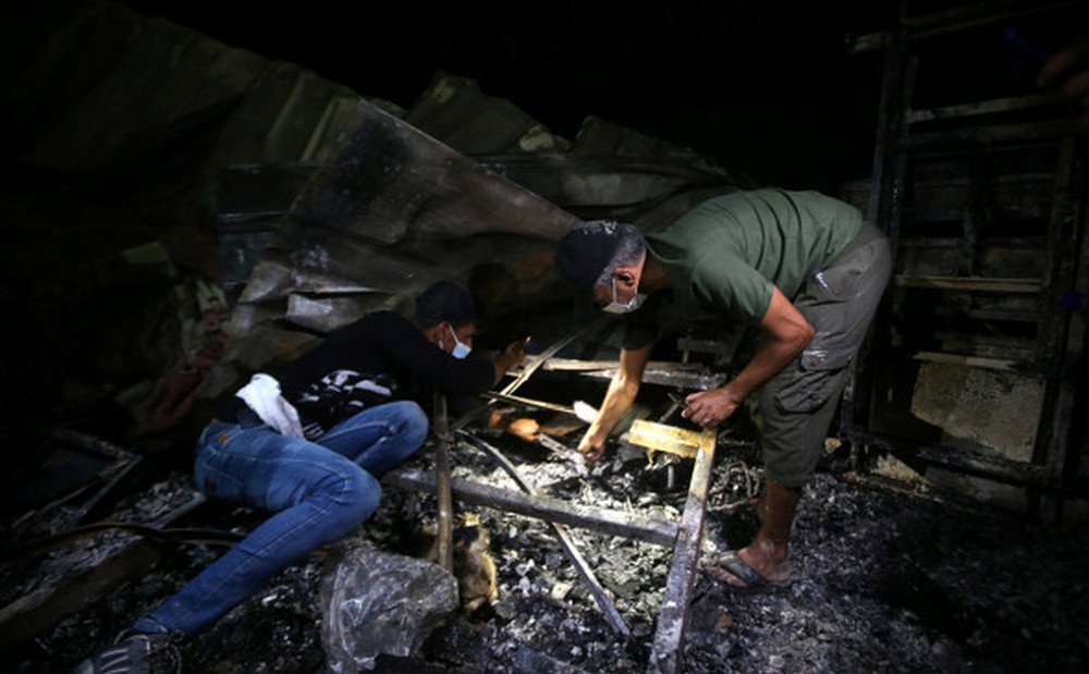 Пожар в COVID-больнице Ирака: погибших не меньше 50. Люди рылись в обугленных вещах, чтобы найти останки своих близких 4