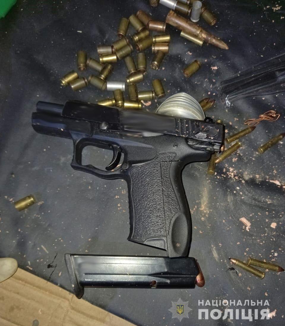 Постріл в спину: пораненого в Житомирській області 9-річного хлопчика вертольотом доставили до лікарні Києва, стрілка затримали 1