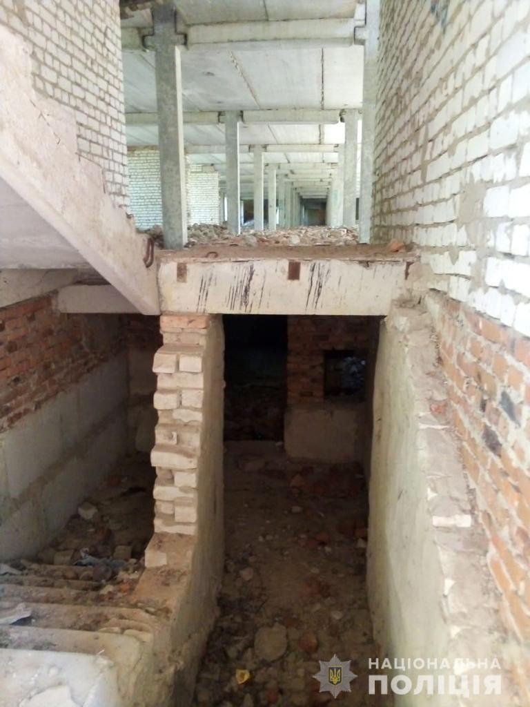 В Житомирской области 14-летнего подростка нашли под завалами в заброшенном здании 1