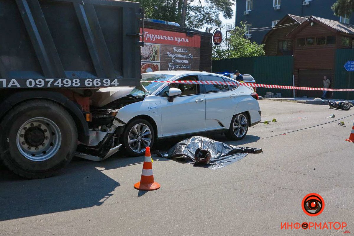 Женщину буквально впечатало в грузовик