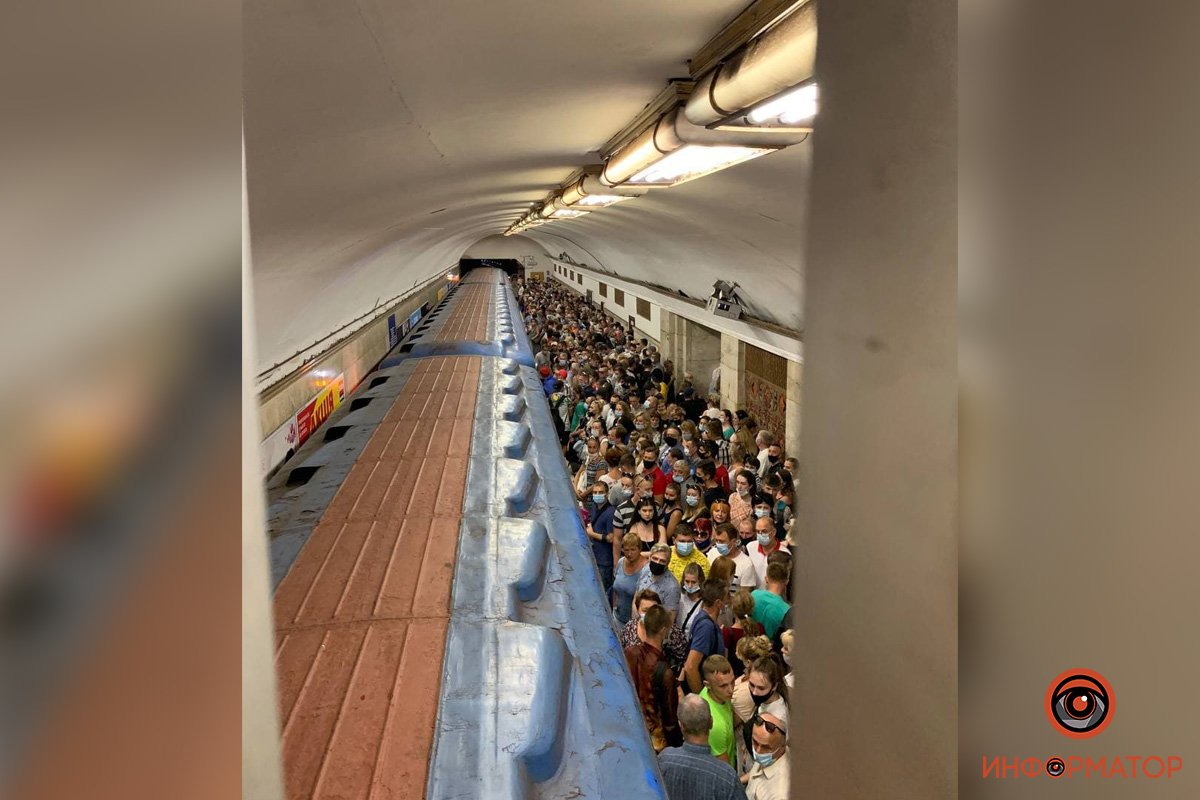 В метро Киева под поезд попал человек. Движение по «красной» ветке ограничили — на платформах толпятся люди 1
