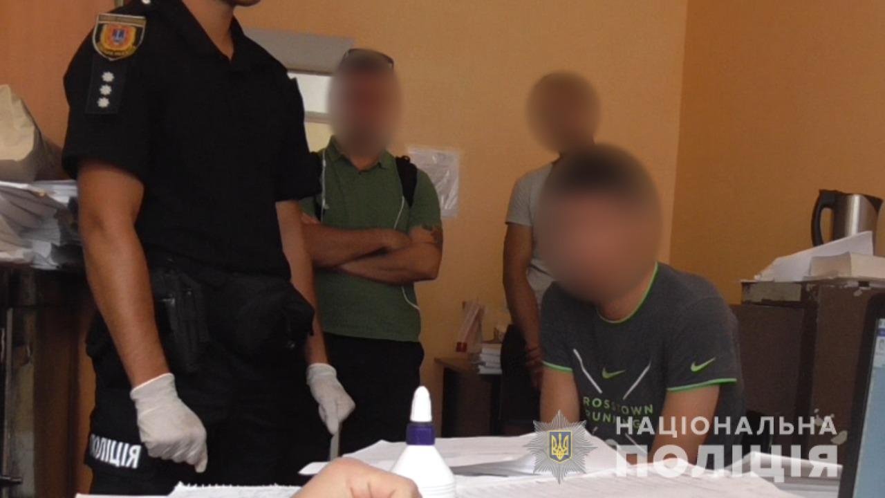 В Одессе мошенники заманили мужчину в квартиру: ему сломали челюсть и ограбили 3