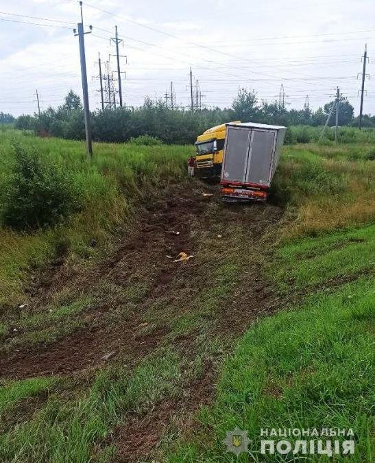 Во Львовской области две легковушки столкнулись с грузовиком: погиб 2-летний ребенок, четверо — травмированы 4