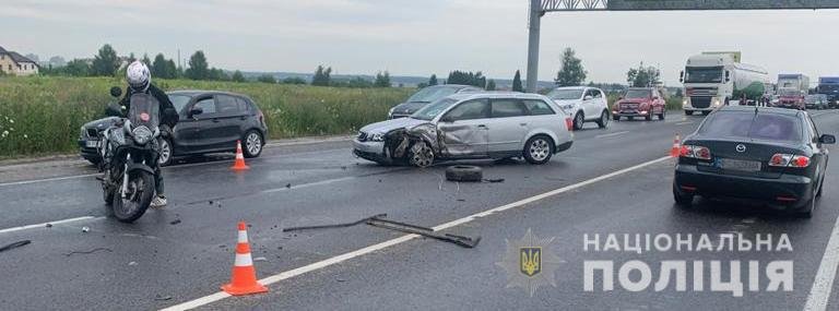 Во Львовской области две легковушки столкнулись с грузовиком: погиб 2-летний ребенок, четверо — травмированы 3
