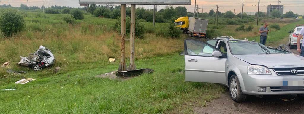 Во Львовской области две легковушки столкнулись с грузовиком: погиб 2-летний ребенок, четверо — травмированы 1