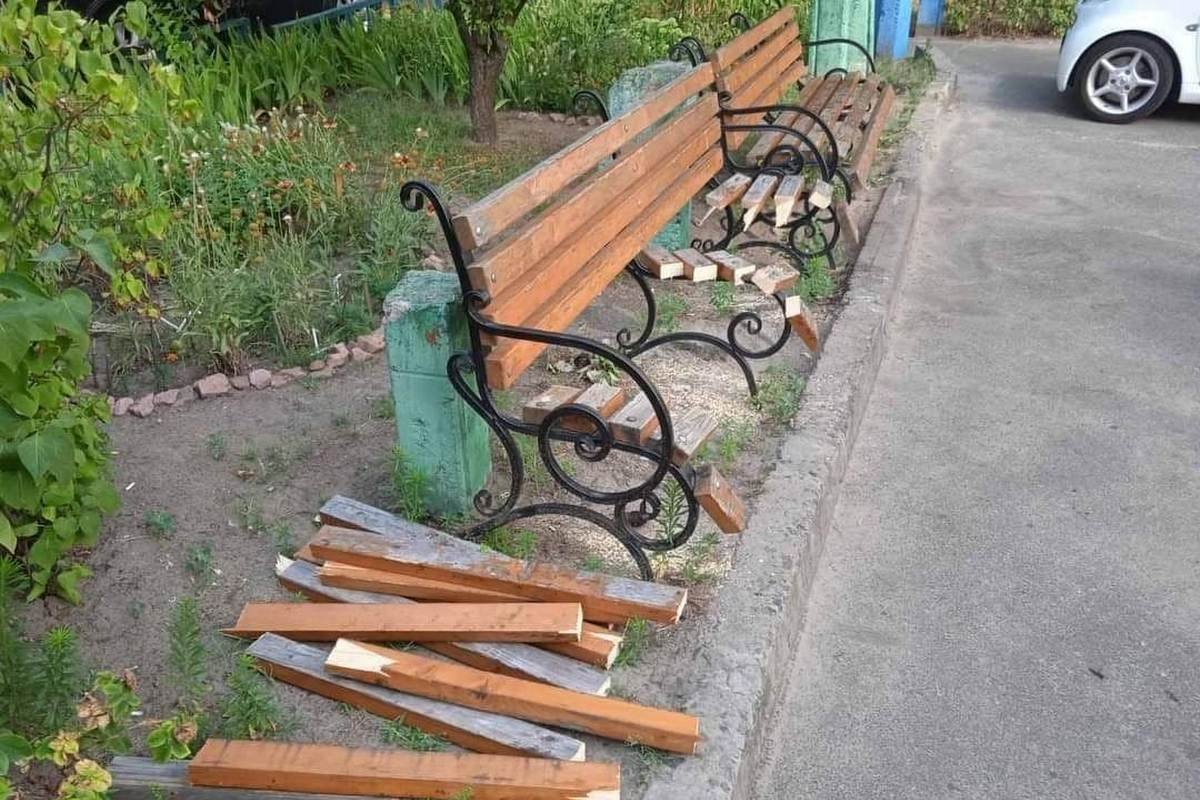 У Києві пенсіонерка розпиляла лавочку біля під'їзду, щоби молодь не шуміла під вікнами 1