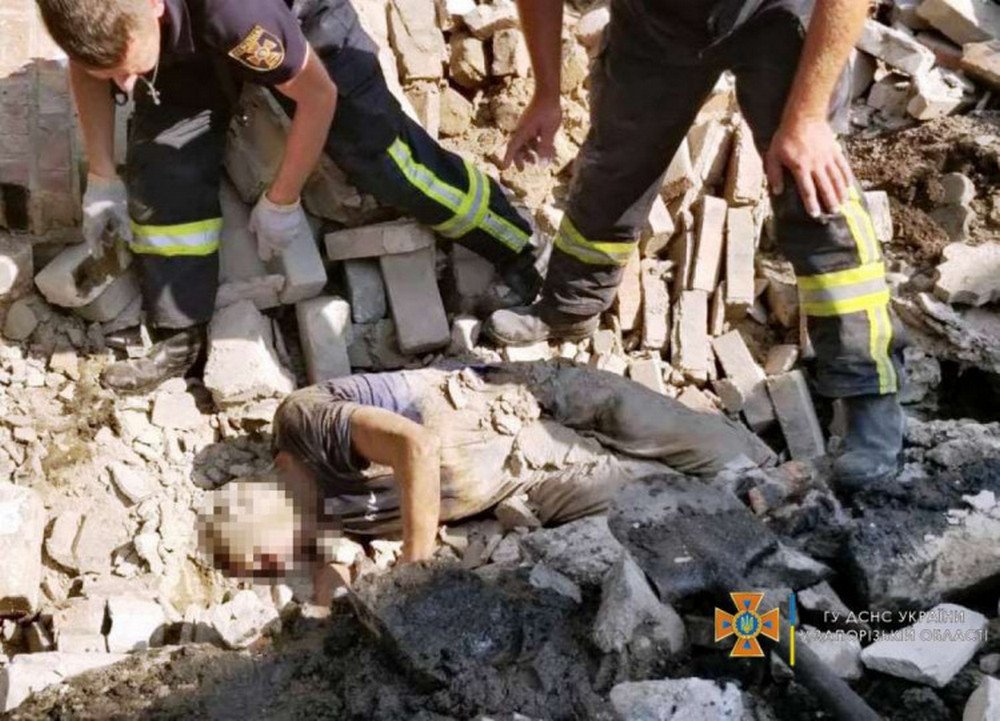 Во дворе дома в Запорожье обрушился кирпичный забор: мужчина оказался под завалами 1