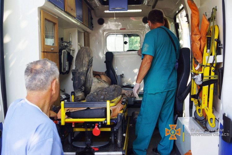 Во дворе дома в Запорожье обрушился кирпичный забор: мужчина оказался под завалами 4