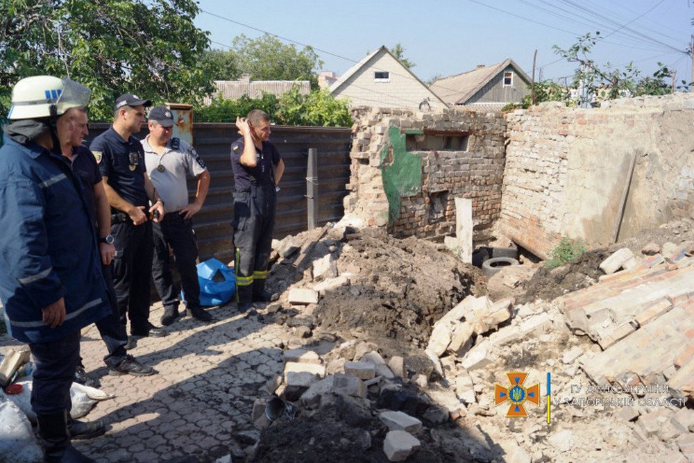 Во дворе дома в Запорожье обрушился кирпичный забор: мужчина оказался под завалами 2