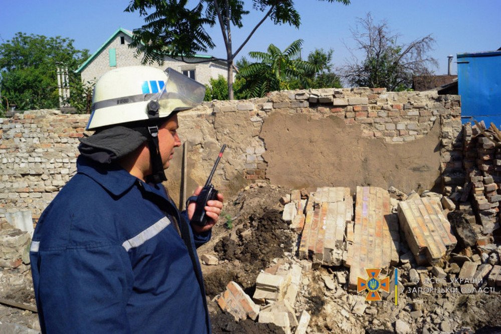 Во дворе дома в Запорожье обрушился кирпичный забор: мужчина оказался под завалами 3
