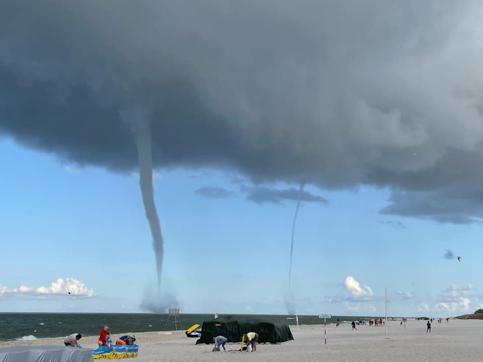 В Польше заметили водяные смерчи: туристы убегали с пляжа 1
