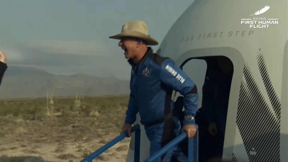 Основатель Amazon Джефф Безос совершил полёт в космос на корабле New Shepard компании Blue Origin 10