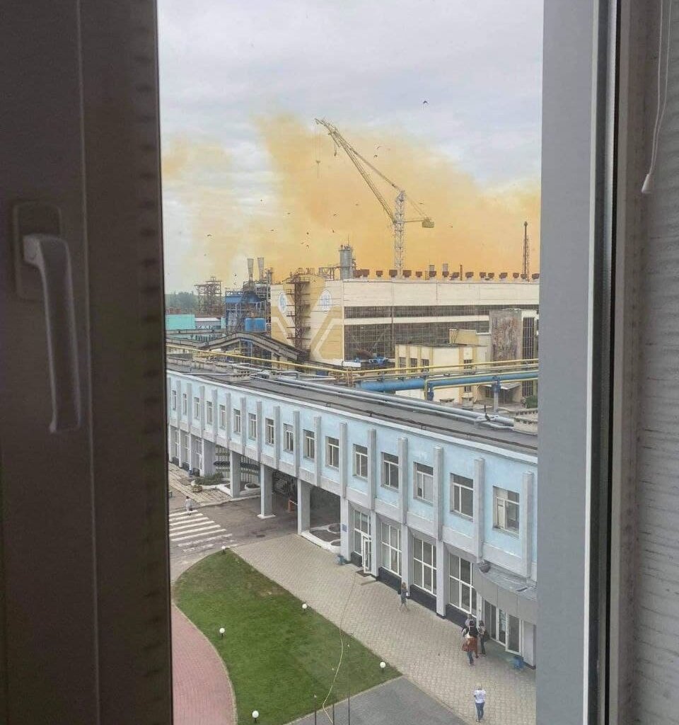 Вибух на "Рівнеазот": рівнянам радять закривати вікна і не виходити на вулицю 1