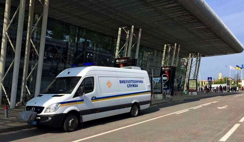 В аэропорту Львова заметили странную сумку - на месте работают кинологи. Посетителей и персонал эвакуировали 2