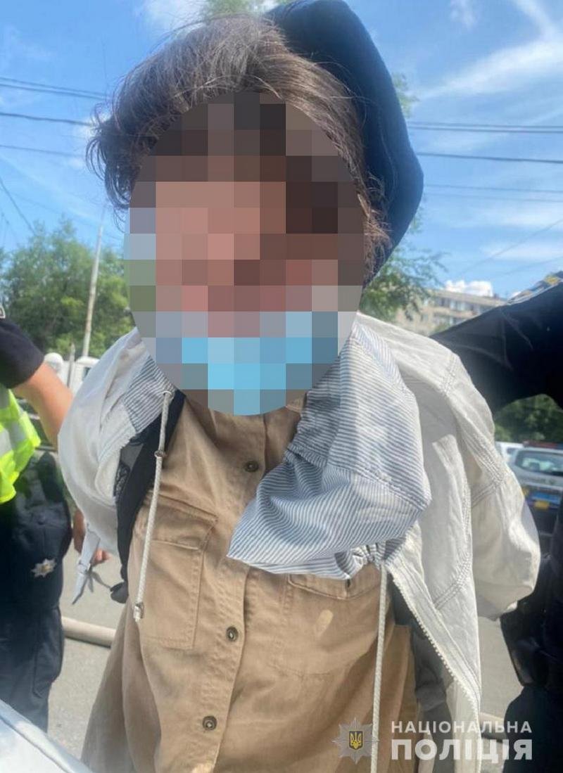 Девушке, которая ограбила банк в Киеве и взяла в заложники сотрудницу, сообщили о подозрении. Ей грозит 12 лет тюрьмы 1