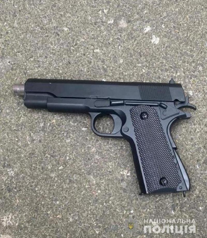 Девушке, которая ограбила банк в Киеве и взяла в заложники сотрудницу, сообщили о подозрении. Ей грозит 12 лет тюрьмы 2