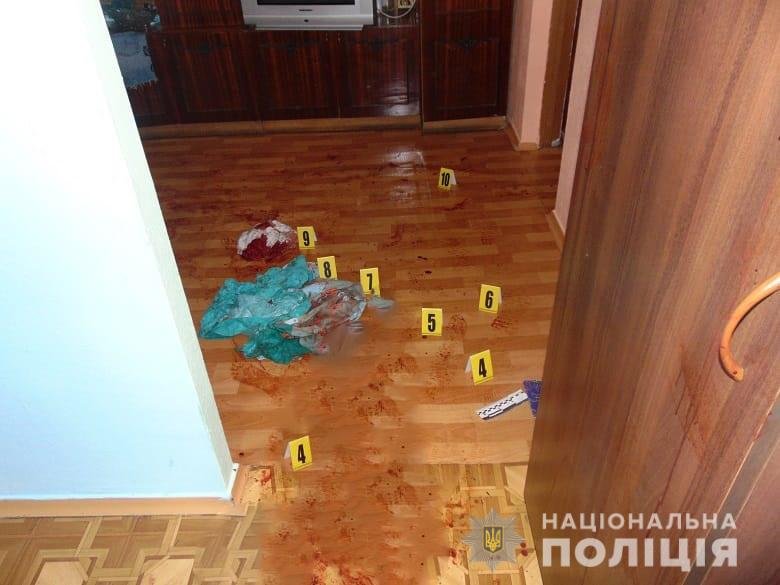 В Киеве мужчина с ножом напал на двух женщин в их же квартире. Ему грозит пожизненное 1