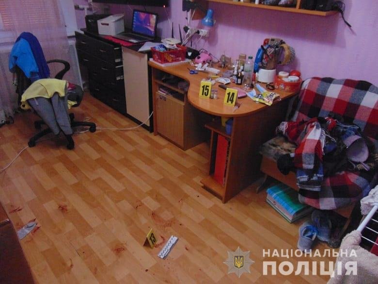 В Киеве мужчина с ножом напал на двух женщин в их же квартире. Ему грозит пожизненное 2