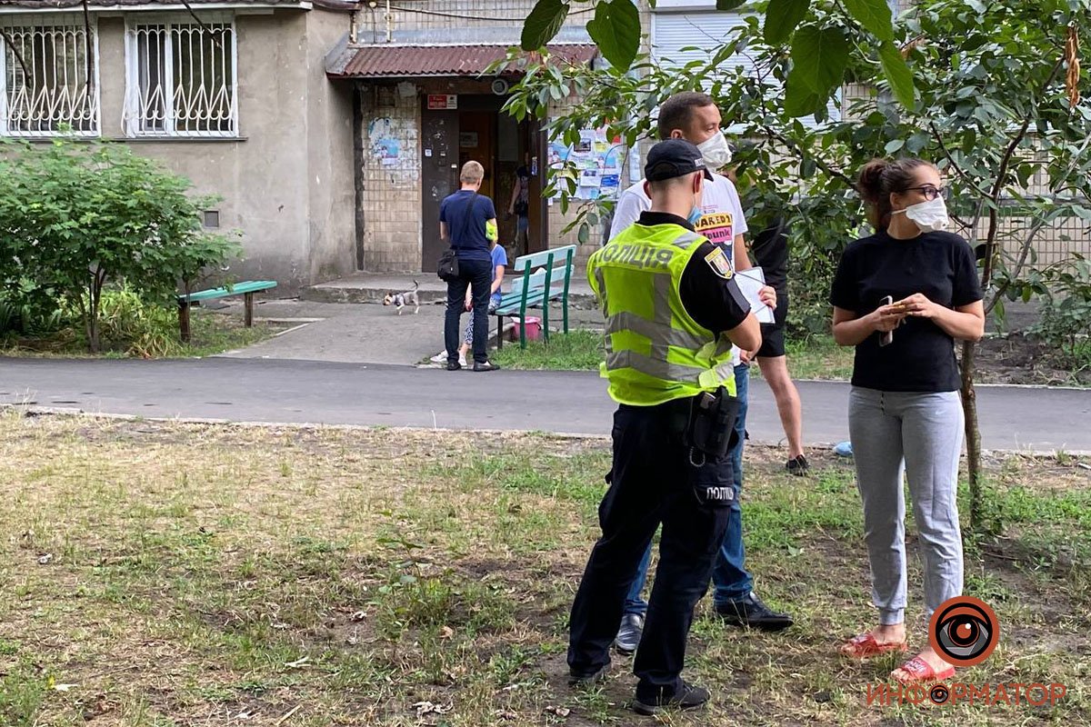 В Киеве мужчина с ножом напал на двух женщин в их же квартире. Ему грозит пожизненное 4