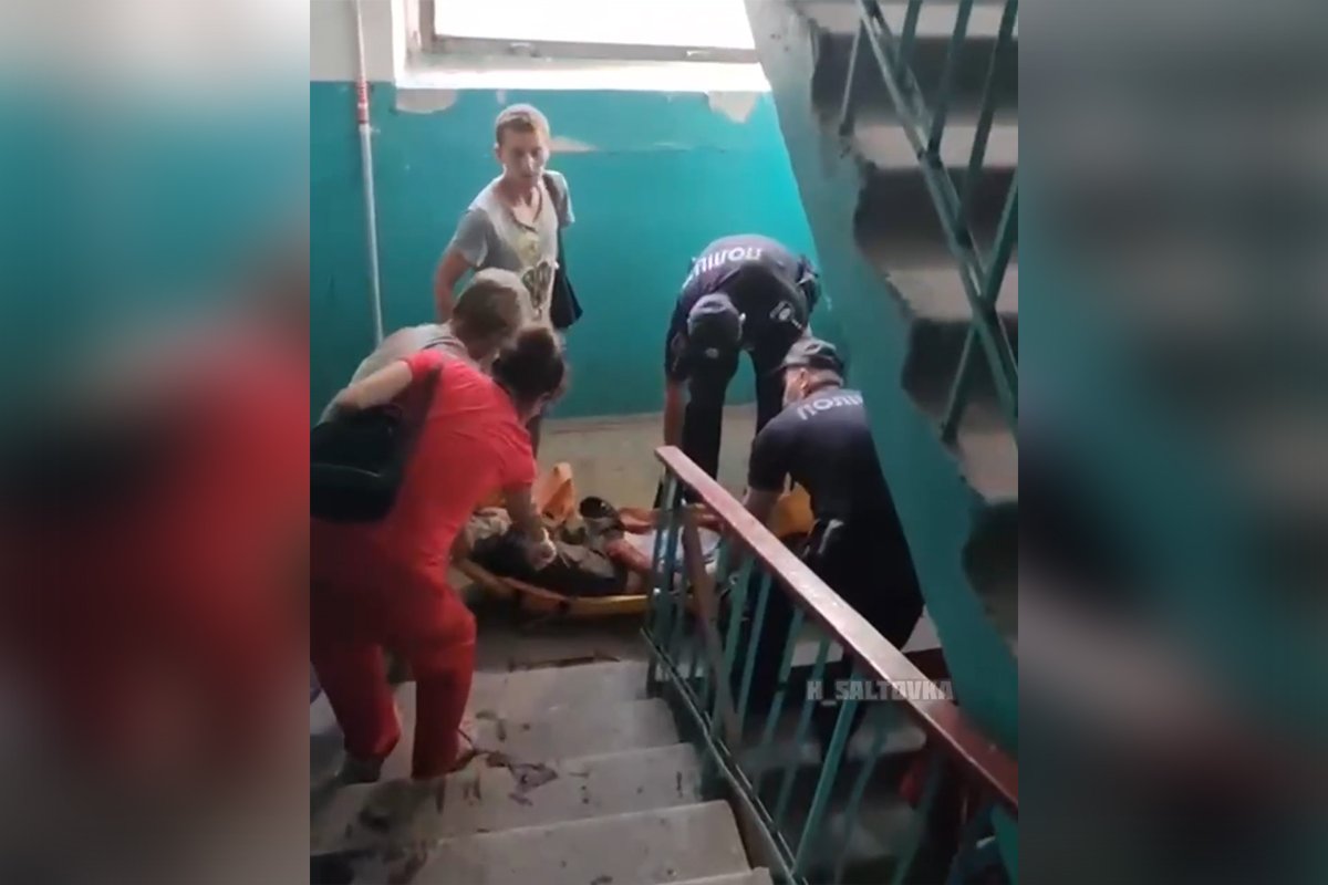 В Харькове бойцовская собака вцепилась в супружескую пару в подъезде дома: пострадавших с рваными ранами забрала скорая 1