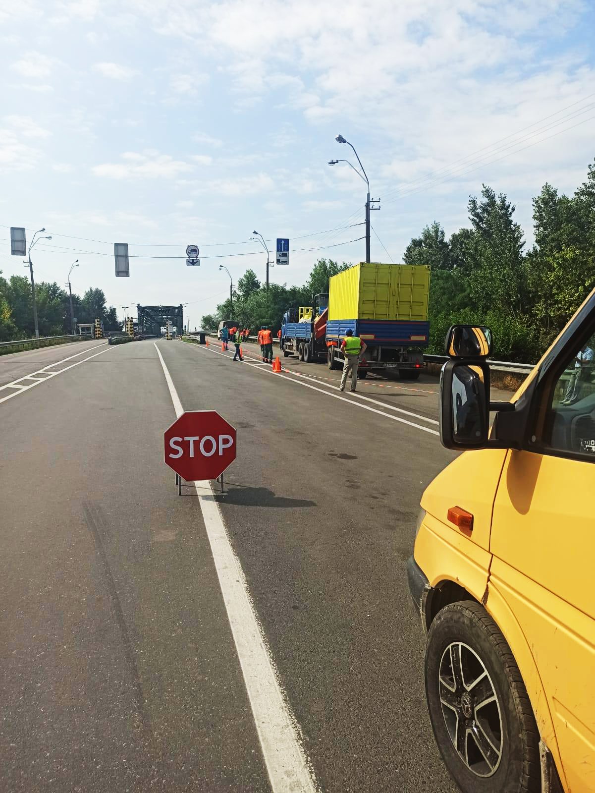 На границе Венгрии и Украины ограничат движение транспорта 1