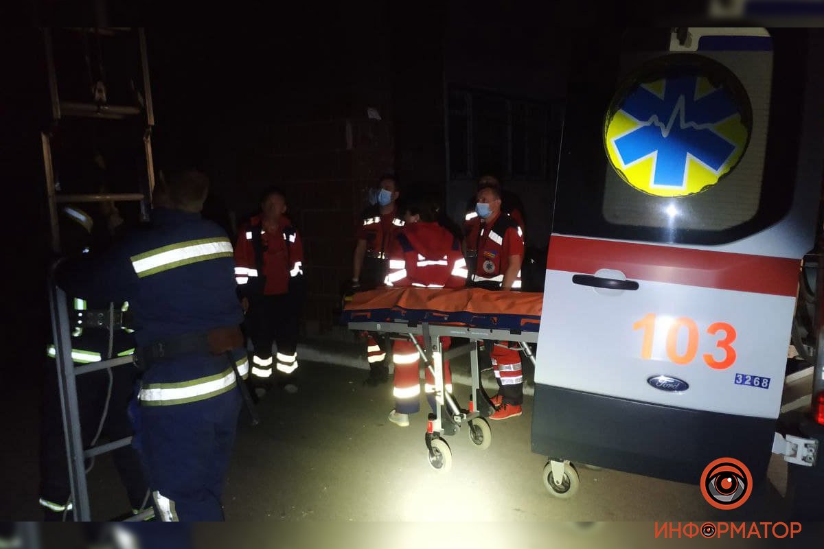 Випав з 5 поверху, кричав і не підпускав до себе рятувальників: як в Києві всю ніч неадекватного чоловіка рятували 6