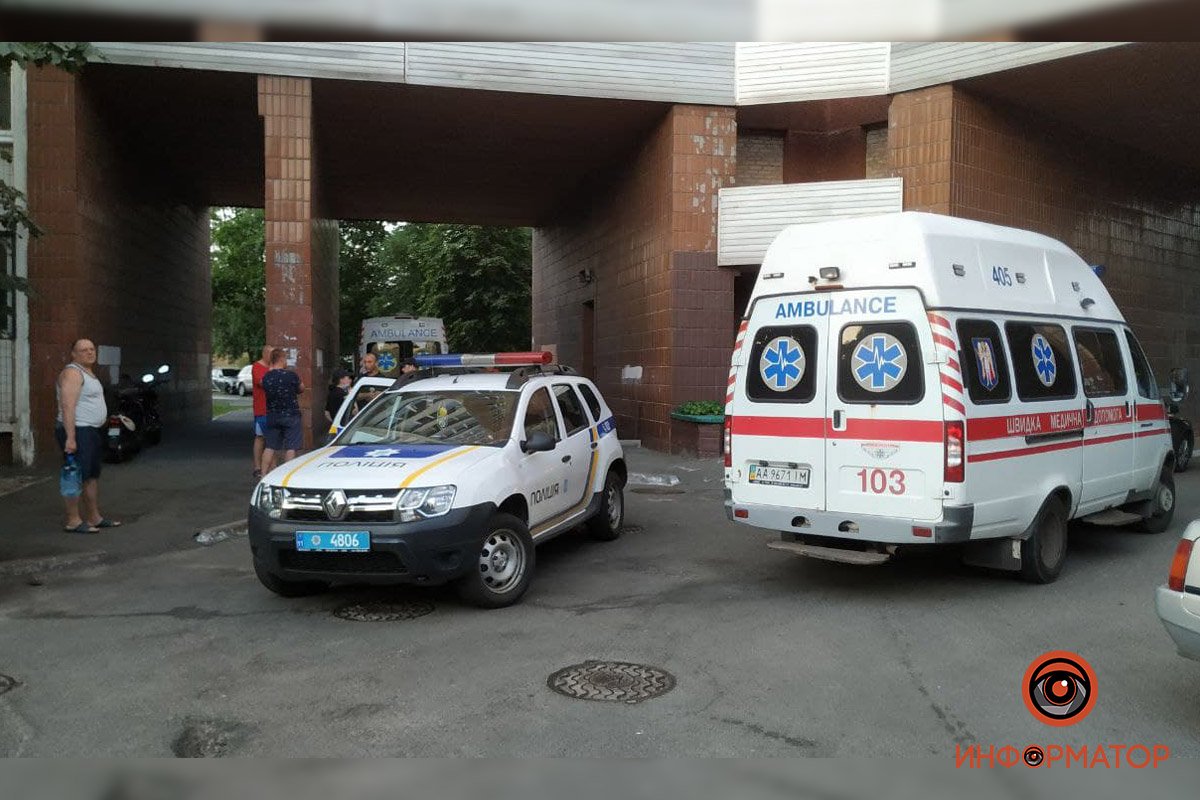Випав з 5 поверху, кричав і не підпускав до себе рятувальників: як в Києві всю ніч неадекватного чоловіка рятували 9