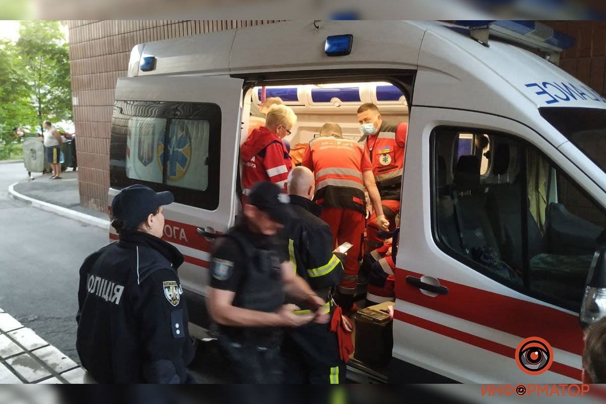 Випав з 5 поверху, кричав і не підпускав до себе рятувальників: як в Києві всю ніч неадекватного чоловіка рятували 10