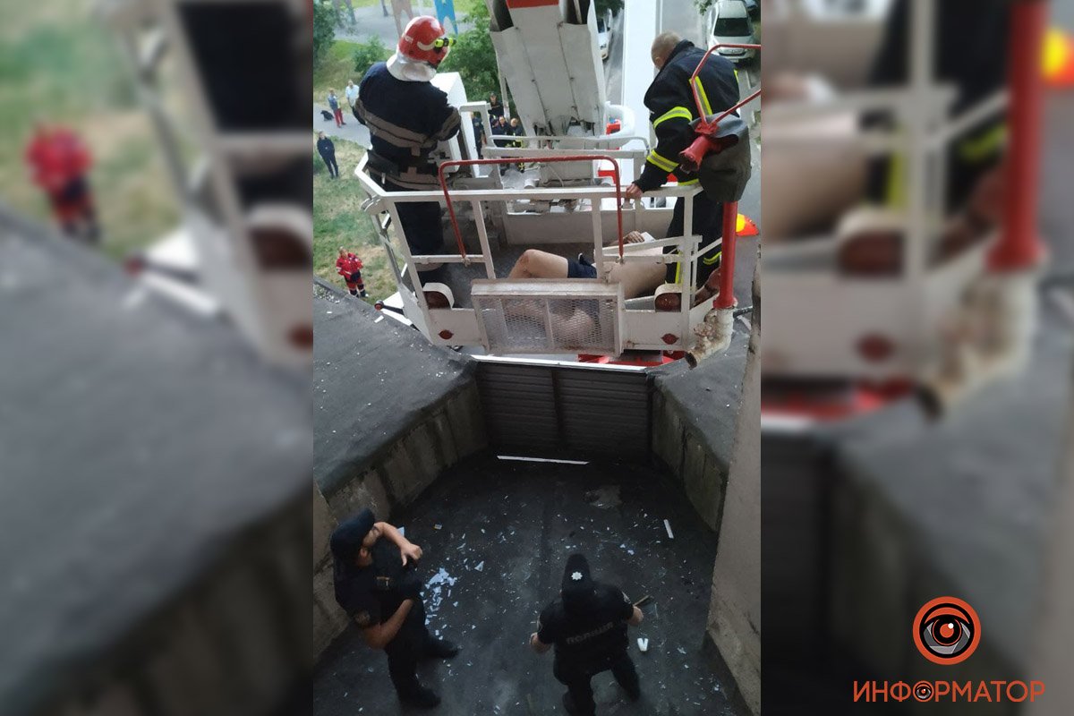 Випав з 5 поверху, кричав і не підпускав до себе рятувальників: як в Києві всю ніч неадекватного чоловіка рятували 14