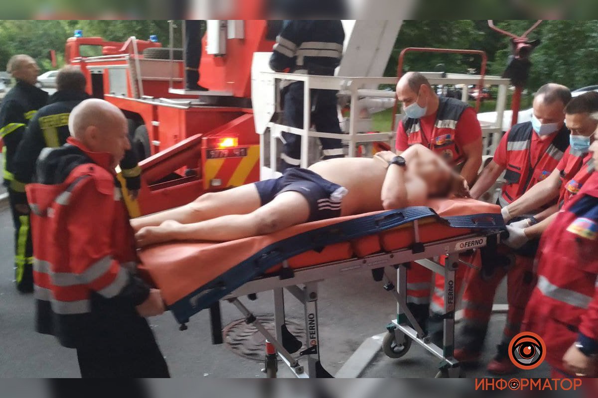 Випав з 5 поверху, кричав і не підпускав до себе рятувальників: як в Києві всю ніч неадекватного чоловіка рятували 15