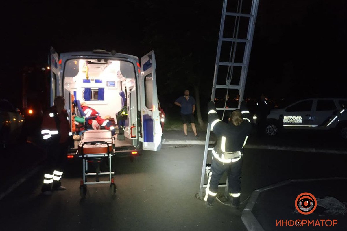 Випав з 5 поверху, кричав і не підпускав до себе рятувальників: як в Києві всю ніч неадекватного чоловіка рятували 2