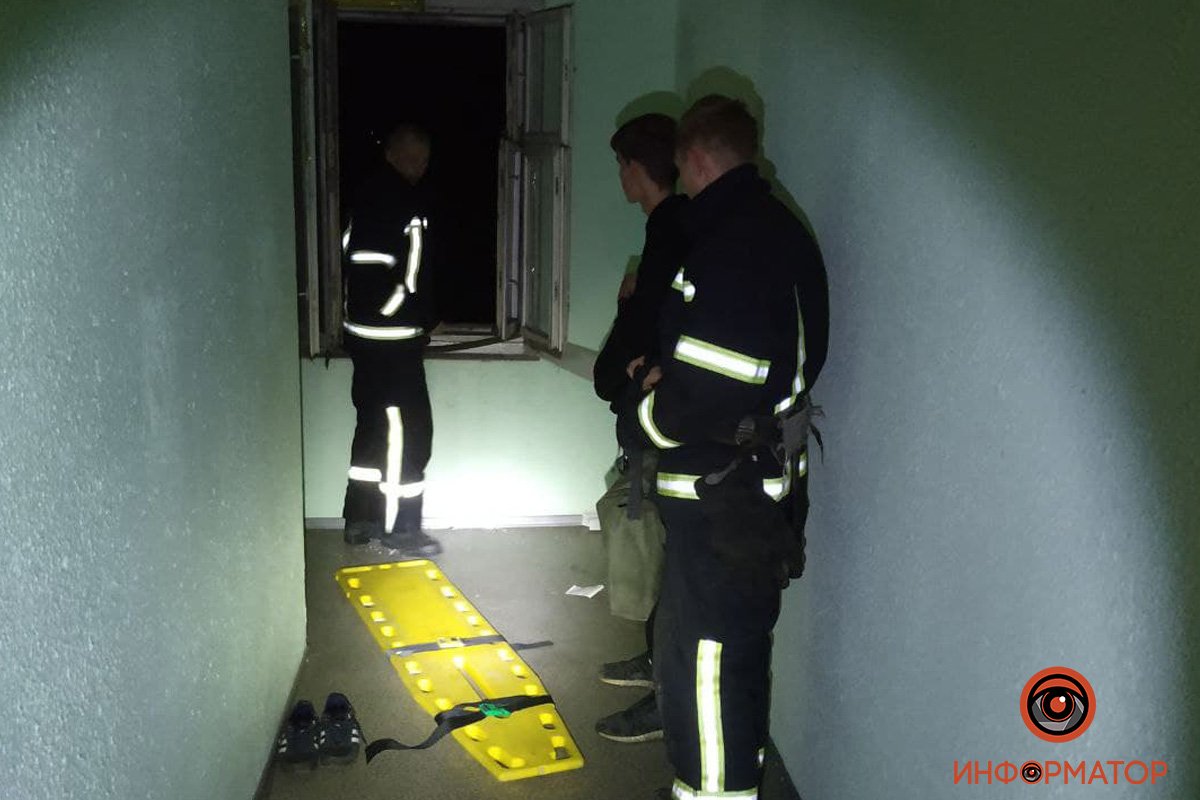 Випав з 5 поверху, кричав і не підпускав до себе рятувальників: як в Києві всю ніч неадекватного чоловіка рятували 3