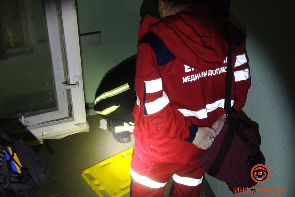 Випав з 5 поверху, кричав і не підпускав до себе рятувальників: як в Києві всю ніч неадекватного чоловіка рятували 5