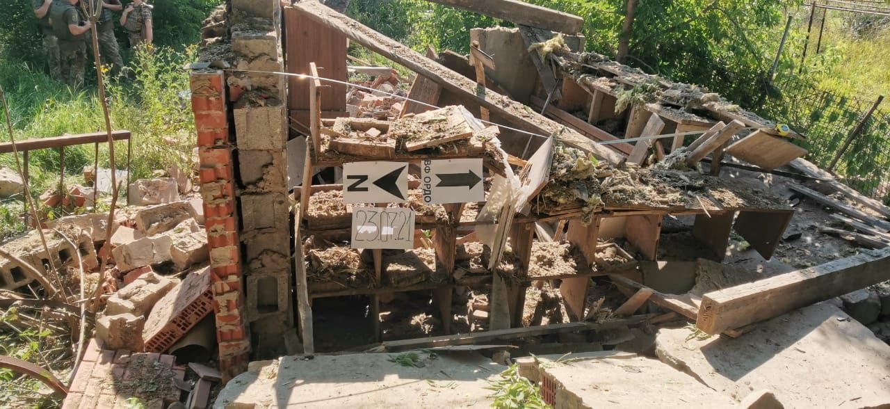 Боевики в Опытном обстреляли и разрушили здание в частном секторе 2