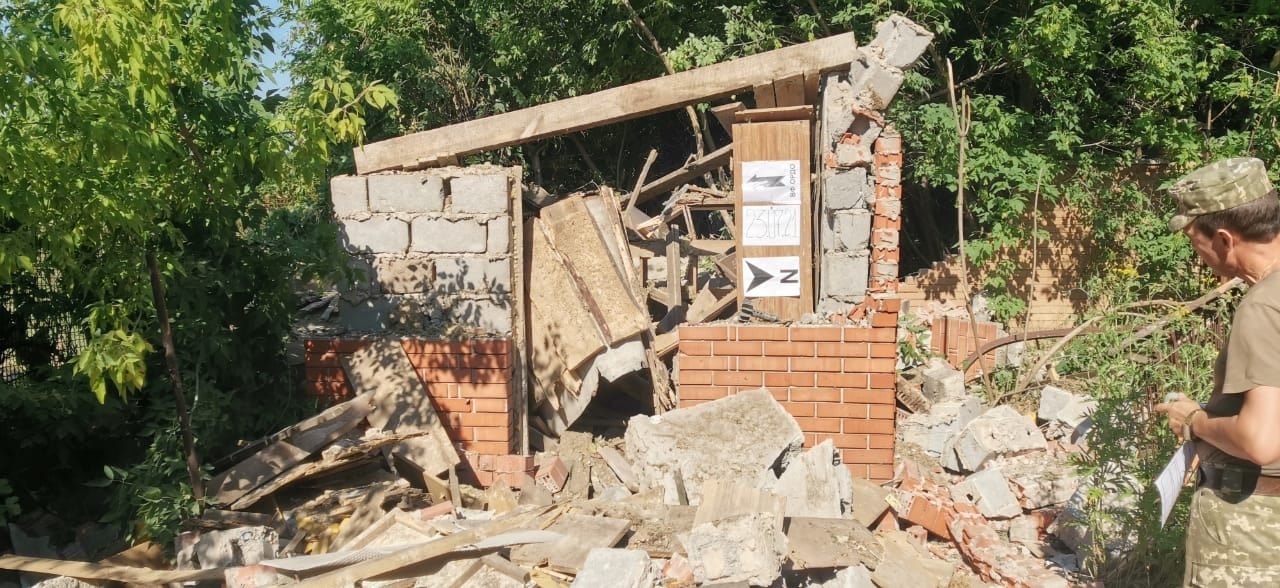 Боевики в Опытном обстреляли и разрушили здание в частном секторе 3