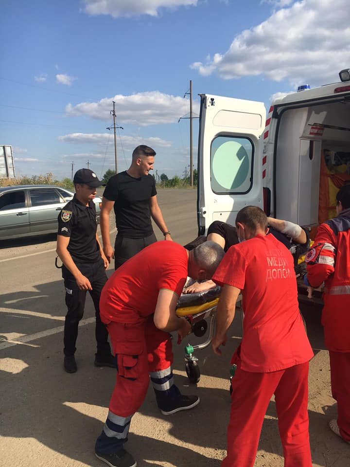 У Луганській області в кювет вилетів мікроавтобус із пасажирами: є постраждалі 3