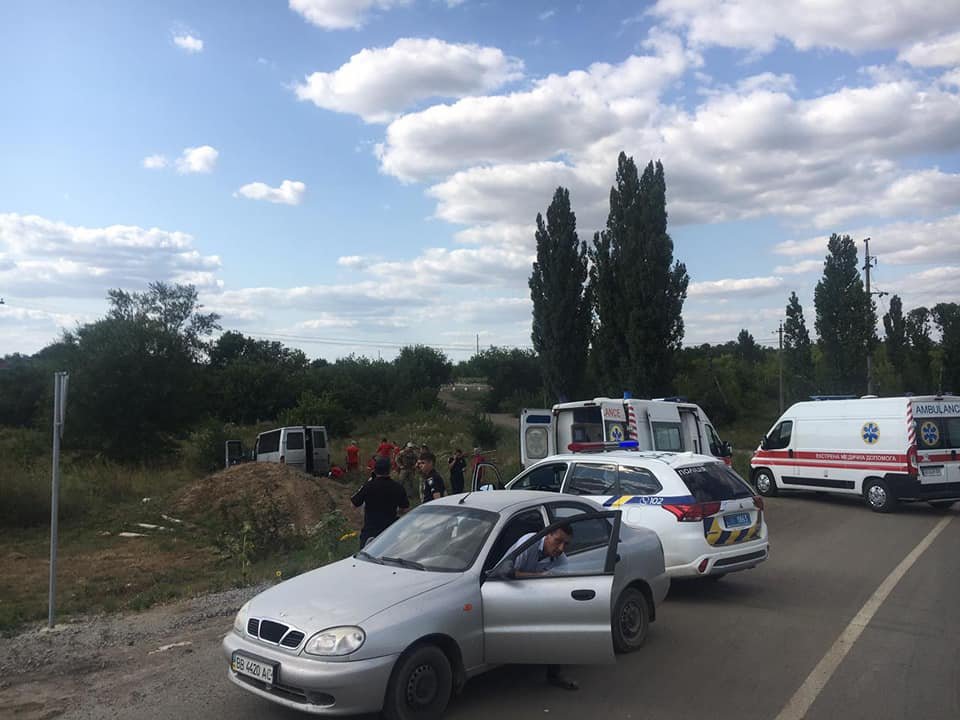 У Луганській області в кювет вилетів мікроавтобус із пасажирами: є постраждалі 4